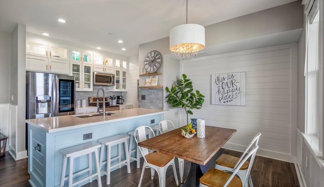 Charming 2-bedroom condo on the top floor with a spectacular view of Gulf Coast