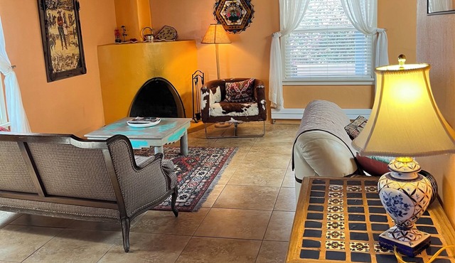 Charming 2-bedroom house in lovely Santa Fe/walk to plaza