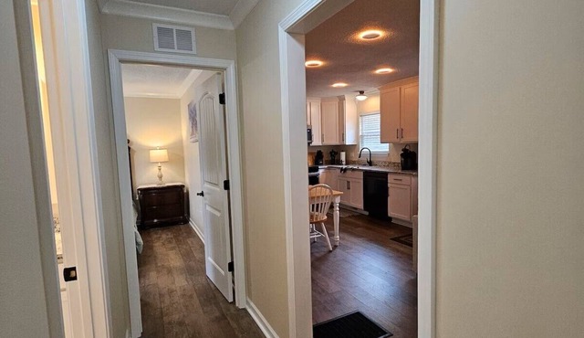 Charming 3-bedroom 2-Bath house with WiFi and AC in lovely Landrum in Landrum