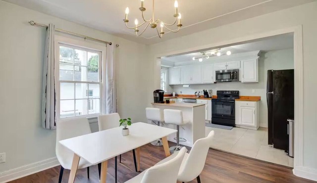 Charming 3BR, 8mins to DT Pets friendly& fenced backyard w/foosball in Savannah