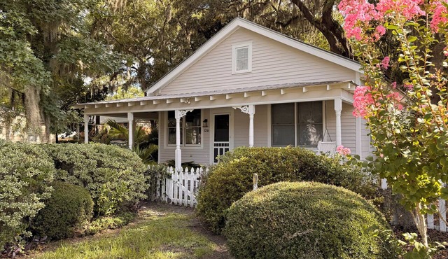 Charming bungalow with wraparound porch in Thunderbolt in Thunderbolt