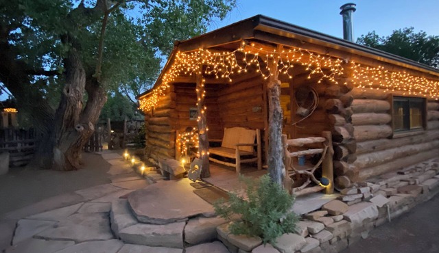 Charming cabin good for a couple @ Canyon of the Ancients Guest Ranch