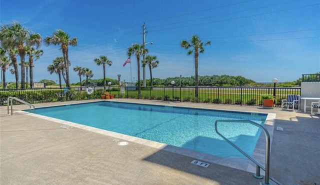 Charming Coastal Condo. Relax by the Pool or Enjoy the Quiet Beaches. in Ormond Beach