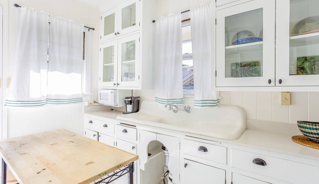 Charming cottage close to everything - walk to beach, zoo, & park