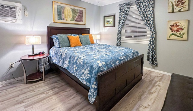 Charming Downtown Eureka Springs Flat w/Parking, Full Kitchen, & Private Patio
