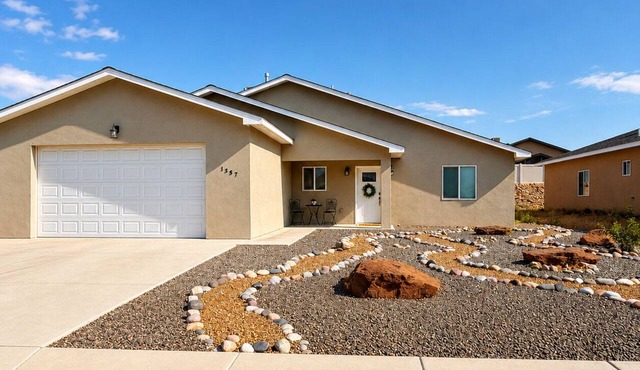 Charming newer 3-bedroom house in Farmington with Refrigerated AC, WiFi