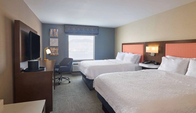Charming Smithfield Stay: Complimentary Breakfast & Pool Access in Smithfield