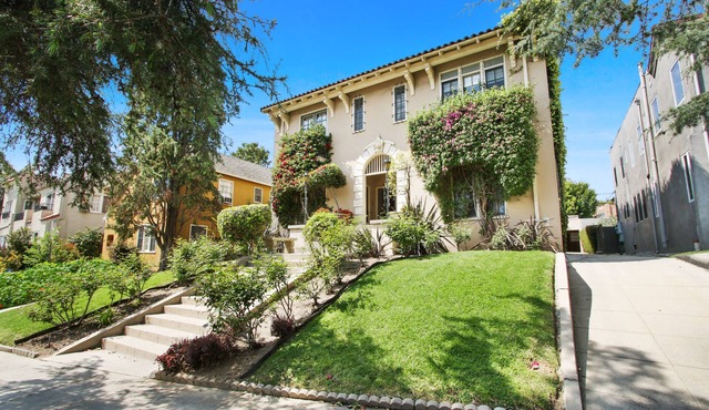 Charming, spacious suite with hardwood floors, steps to Larchmont Village!