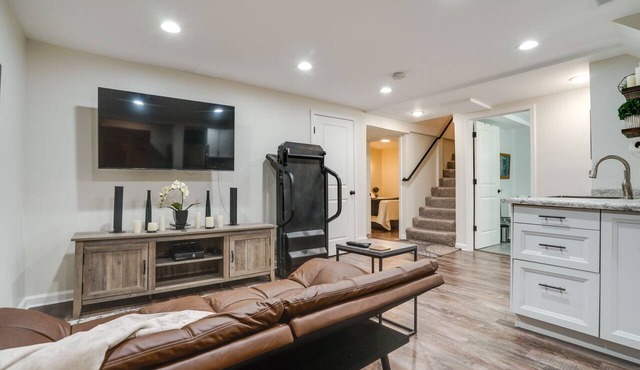 Chic Minneapolis Apt - 6 Blocks to Lake Nokomis! in Minneapolis