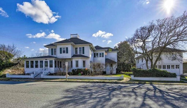 Classic 1920s oceanfront home & cottage with AC, bikes, grill - walk to beach