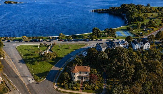 Classic Coastal Family Home | Walk to Sea;King Bed in Gloucester