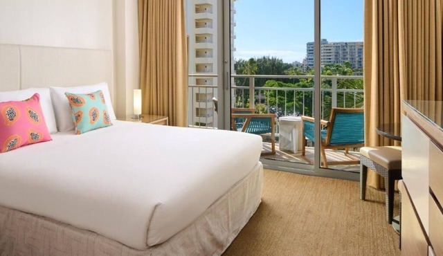 Classic Queen by the Beach | Oceanfront Access | Minutes to Waikiki Aquarium