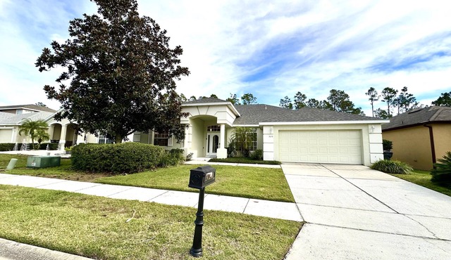 Classically Elegant 4 Bed Pool Home on Golfing Community