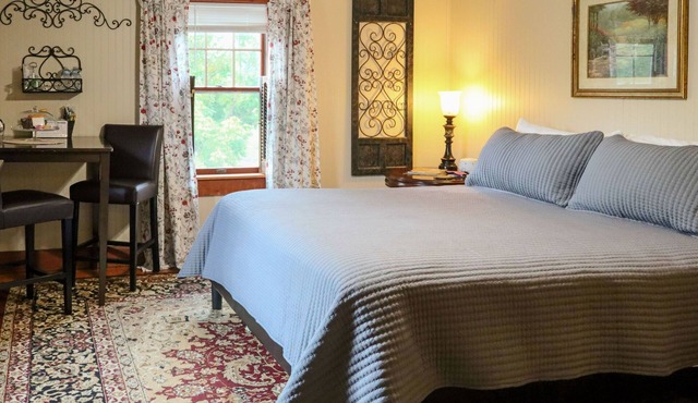 Classy, luxurious, private king suite, a perfect retreat in Logan