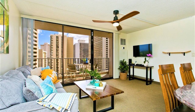 Clean one bedroom With AC, Full Kitchen, Free WiFi, one block to Beach!