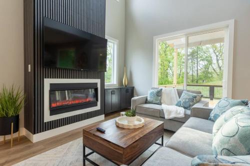 Cliffside Modern Villa. Secluded and accessible. in Asheville