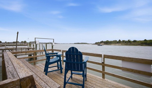 Coastal Cottage: Intracoastal Waterway-view cottage with private deck, & central AC in Shallotte