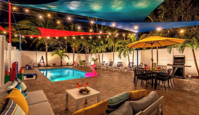 Coconut Dreams! Heated Pool, 4 min to AMI Beach in Bradenton