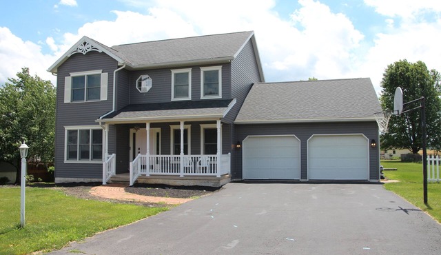 Come relax at the Manor at Springfield, close to Penn State, Golf and Downtown
