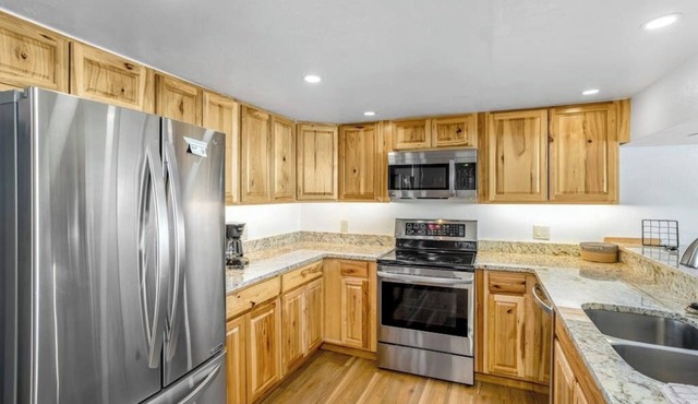 Comfortable condo with ski lift views, shared fitness room, gas fireplace, & W/D in Copper Mountain