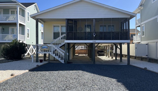Comfortable family beach cottage steps away from easy beach access!