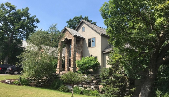 Comfortable Home with Sauna, Hot Tub, Pool Table, Bar, Outdoor Fire Pit! in Eden Prairie