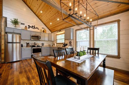 Convenient Romantic Hot Tub BBQ 3-night special! in Broken Bow
