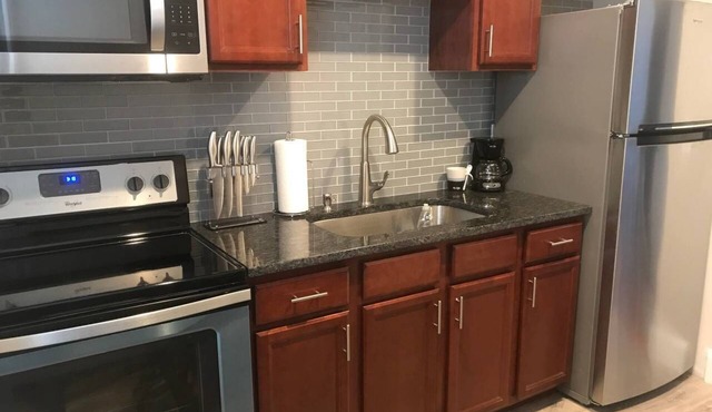 Cozy 2-bedroom Downtown. Wifi. Private Yard.