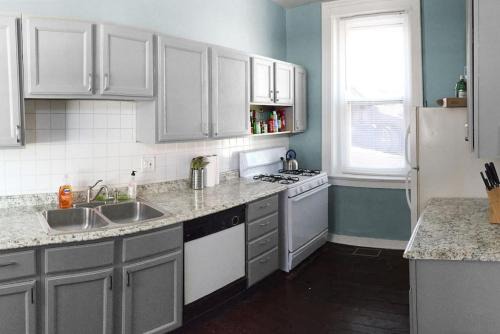 Cozy Apt in Walkable Area Downtown with Parking in Cincinnati