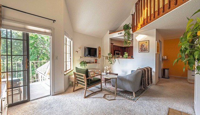 Cozy Boho Hideaway -Sunlight, Workspace, Trails & Hot Tub