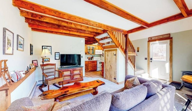Cozy condo near skiing with fireplace & deck