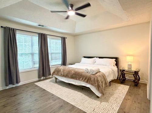 Cozy modern Mediterranean haven, 1 King 2 Queens in Suwanee
