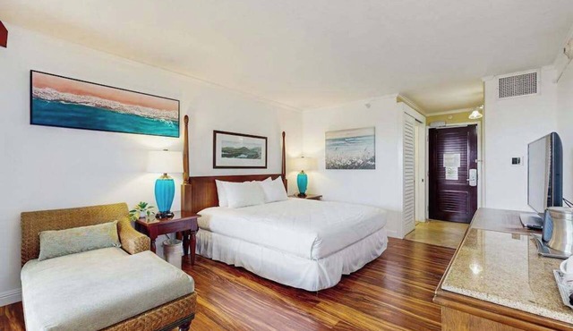 Cozy Ocean-View Lihue Studio with Pools, Gym & Hot Tub