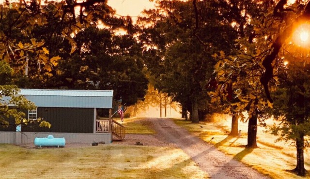 COZY & RUSTIC Tiny Cabin, WiFi, Outside fire pit, quiet and peaceful area in Ringold
