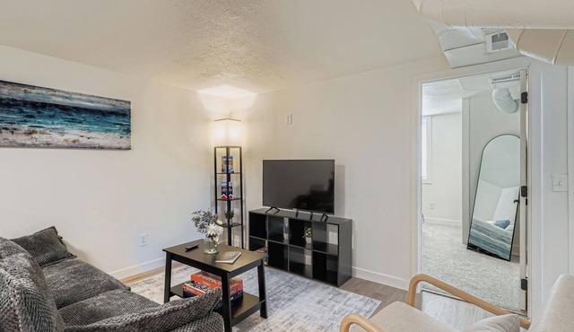 Cozy, Spacious and Private, The Olivia Suite, in South Denver, Pet Friendly