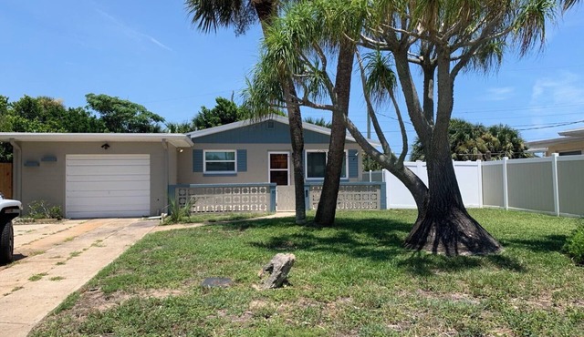 Cozy three bedroom, two bath house. 5 minute walk to the beach. in Ormond Beach