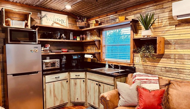 Cozy tiny cabin, kitchenette, private pond for fishing, near lake in Ringold