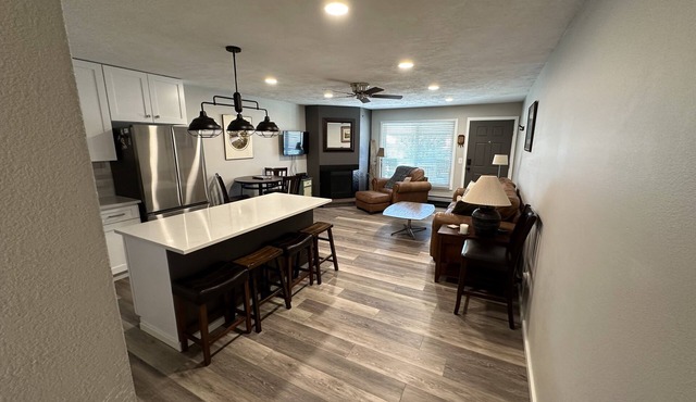 Cozy Top Floor Unit, Mountain Views, Sunsets with Biking and Hiking Trail Access