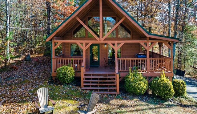 Cute Cabin w/hot tub, fire pit, pool table - close to PF/Gatlinburg!