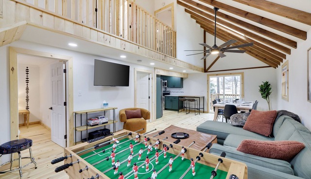 Cute Modern Poconos Cabin! Hot Tub, Fire Pit