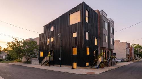 Designer 2-Bed Loft in Art Museum Area with Patio