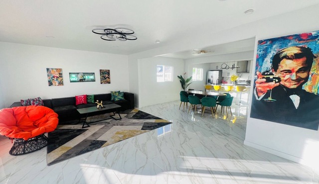 Designer 5BR Villa Near Strip, Neon Vibes & HotTub