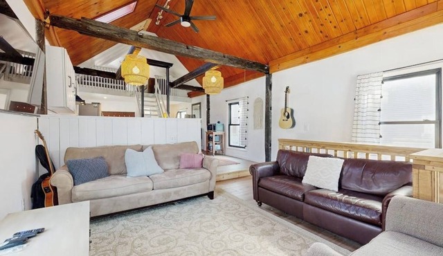 Dog-Friendly cottage w/close to Okemo Resort, firepit, bbq, swimming hole, w/d