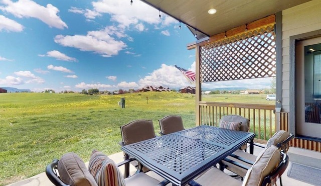 Dog-friendly house in central locale on golf course with mountain view & hot tub