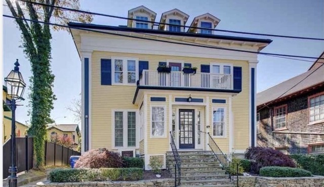 Downtown Hillside Bungalow
