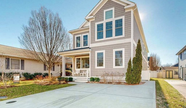 Downtown home near the ocean with enclosed yard, WiFi, AC & beach gear - dogs OK