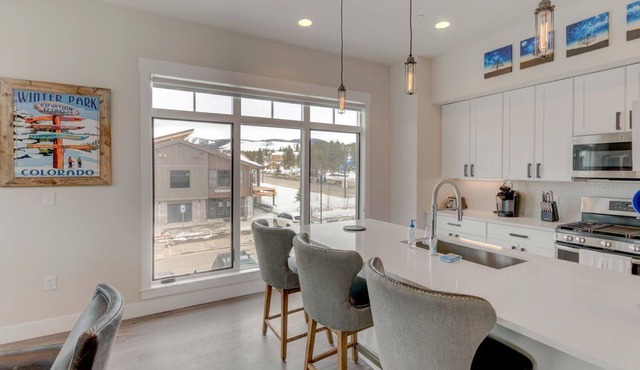 Downtown WP Corner Loft 24 I Huge Hot Tub I Great Views I Bunk Beds I Discounted Attractions in Winter Park