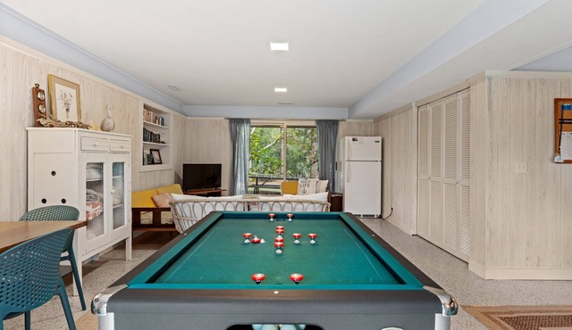 Driftwood – 2nd Row Sea Pines Home, Retro Charm, Sleeps 8, Steps to Beach in Hilton Head Island