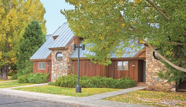 Enjoy the Crisp Mountain Air on the Pinon Lake w/Golf, hiking, skiing, riding and fishing
