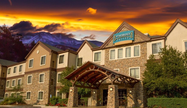 Equipped Suite with FREE Breakfast, Outdoor Pool + Gym Access in Colorado Springs